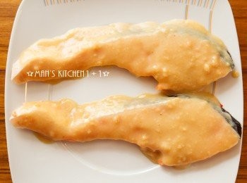 step2: 將醃料均勻的塗抹在鮭魚上，並醃製至少4小時。(最好隔夜。)