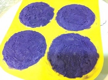 step9: 雪糕冷藏好取出來加入剩餘既朱古力係面(如果朱古力凝固咗，可以用熱水坐溶先至加落去)，跟住再放入冰格冷藏多1-2小時便可脫模