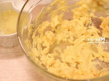 step3: 分2次加入檸檬汁混勻。