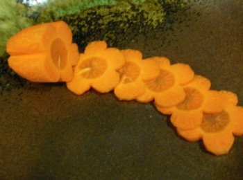 step1: 紅蘿蔔先刻花.再切成花片 素肉絲先泡水 香菜.芹菜洗淨切好