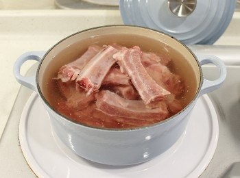 step1: 豬肋骨洗淨後隨水放入鍋子中煮滾，讓肋骨中的血水和污物充分跑出來。