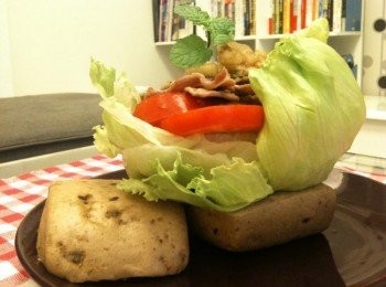 step4: 將步驟1的饅頭對切，依序舖上美生菜、牛蕃茄切片、芝麻燒肉片，再淋上香草葱蒜蜂蜜檸檬沾醬，就完成了。