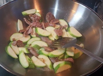 step3: 加入半碗水蓋上蓋子，煎焗2分鐘，炒勻後埋芡即可。