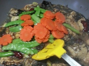 step17: 加入荷蘭豆,甘筍花兜勻