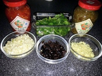 step2: 先用所有<span class="group_2">調味</span>混合好薑蓉、蒜蓉及豆豉，( 先試剁椒味道，如是味道較鹹，糖便要落多一點 )