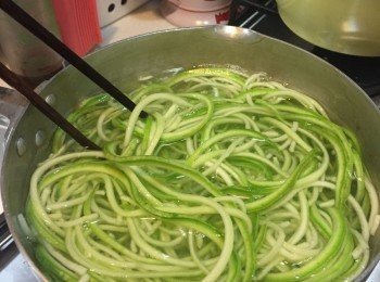 step2: 翠玉瓜絲放入有鹽熱水內浸泡一分鐘