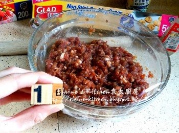 step3: 醃左1小時的豬肉碎蓋上保鮮紙放入雪櫃下層靜待一晚