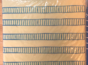 step3: 將粉團放入保實袋，碌成18cm x 18cm，放入冰箱雪至硬。（約15-20分鐘）