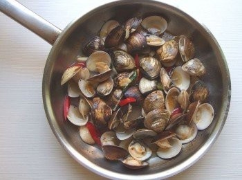 step4: 當蛤蜊全煮開,加入少許黑楜椒粉及芝麻香油,放入九層塔拌炒一下即可熄火裝盤。