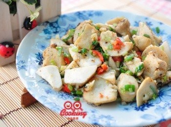 step6: 具有口感的杏鮑菇，加上蔥、辣、蒜及辛香料調味拌炒，更具風味!