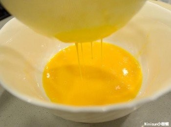 step2: 雞蛋打散過篩,濾掉蛋清