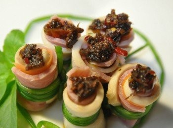 step7: 再用剩餘的水蓮段圈起杏鮑菇捲，取出適量的手工辣醬放在杏鮑菇捲最上層，就完成一道超級美味的涼拌菜囉!