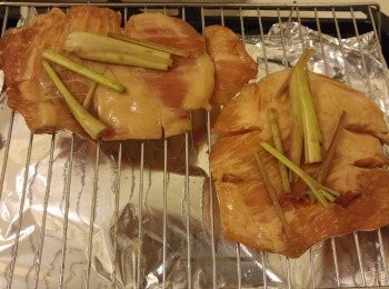 step2: 預熱焗爐或水波爐,預設焗爐300度如無可調低200度或250度,需連同香茅一同進爐。