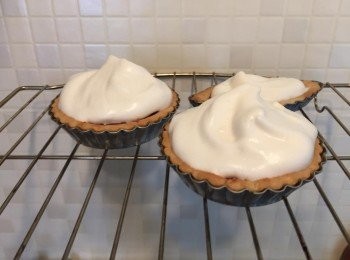 step5: * (自選步驟) 加入無花果醬後，放上已打發好的Aquafaba， 放入烤箱烘烤至aquafaba變焦糖色，取出，