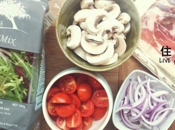 step1: 洋蔥切條,
蘑菇切片,
車厘茄切半,

預備大碗，
將所有材料混合，
攪拌器慢速攪至黏團狀