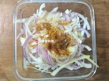 step4: 取出玻璃保鮮盒，放入洋葱絲，倒入醬汁，蓋上蓋子，搖一搖，放入冰箱冷藏1天即可。
