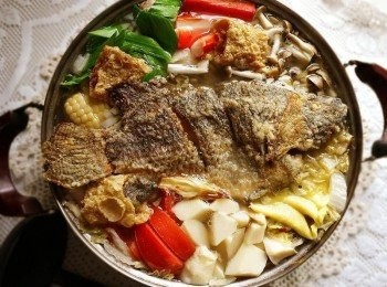 step8: 接著就邊吃邊加料囉!燒滾滾的火鍋在家輕鬆吃~加上澎湃的火鍋料與炸過的鮮魚，超滿足，在7-11就可以輕鬆買到火鍋湯底與火鍋料唷