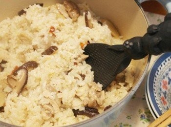 step9: 準備開動。拿起兔子飯鏟攪拌一下，一陣陣香氣飄來讓人口水直流。每一顆米粒香Q入味、不油膩，雞肉口感也很軟嫩。吃完全身暖呼呼，真的是一鍋暖身好料理。 麻油香及酒香停留在齒頰中的感覺真好 ♡