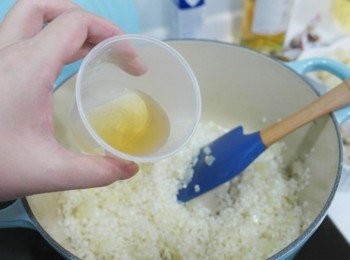 step5: 略炒一下白米後加入白酒拌炒!!!