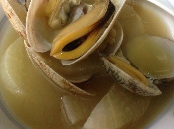 step1: 先將白籮白洗凈刨皮切成片加小量水放入煲加麵士入內先煲成個蘿蔔湯