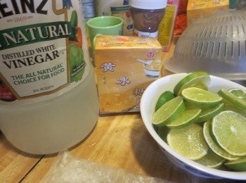 step1: 檸檬醋製作方法可依檸檬量做調整；製作檸檬醋比例是→檸檬1：糯米醋1：冰糖1。(1 kg 檸檬 ,1 kg 冰糖 , 醋 1 kg,(兩支600ml）)將檸檬洗淨、瀝乾。將檸檬頭尾切除，切成薄片。（檸檬一定要用廚房紙巾擦乾，不能有水氣，否則檸檬會腐壞掉）