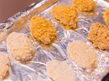 step5: 之後均勻地沾上粟米片碎，再用手輕壓一下確保粟米片不會掉
焗盤先鋪上錫紙，再掃一層薄薄的油，再放上已弄好的<a href="https://bit.ly/3zHU5V3" target="_blank" data-keyword="雞翼" class="guide-link"><strong>雞翼</strong></a> <span style="display:inline-block;vertical-align:middle;margin-top:-3px;color:initial;border-radius:3px;padding:2px 3px;font-size:12px;line-height:14px;background:#87d300;color:#fff;">即買</span> 
置於焗爐下層，用攝氏180度焗總共 26 分鐘
次序是先焗 8 分鐘，之後反面焗 8 分鐘，之後再反面焗 5 分鐘，最後多反一次焗最後 5 分鐘就可以出爐
（注意如用較大隻的<a href="https://bit.ly/3zHU5V3" target="_blank" data-keyword="雞翼" class="guide-link"><strong>雞翼</strong></a> <span style="display:inline-block;vertical-align:middle;margin-top:-3px;color:initial;border-radius:3px;padding:2px 3px;font-size:12px;line-height:14px;background:#87d300;color:#fff;">即買</span> 應該焗較長時間，請於出爐前小心檢查是否熟透）