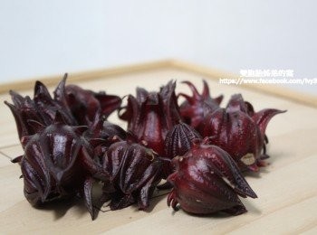 step1: 買回來的新鮮洛神花一定要泡水，去除掉隱藏在洛神花或果實 中的昆蟲，畢竟自己是家裡料理關卡的守護人