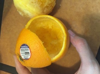 step4: 跟住橙既下半部同樣做法... 用匙向橙成推， 直至完成成個橙肉可以拎出黎