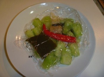 step3: 盛盤後加昆布乾,蓋保鮮膜放微重物.