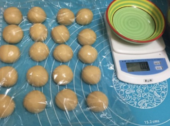 step7: 將靜置之後的麵團按照20g分成小團，正好是20個。