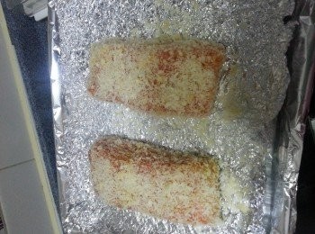 step8: 將魚塊撲上麵粉，再沾蛋汁，然後滾過麵包糠。