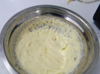 step7: 發酵期間，可以做奶酪餡，奶油乳酪切小塊，加入糖粉，用電動打蛋器攪打成膏狀，再加入牛奶打勻，然後放入冰箱冷藏半小時