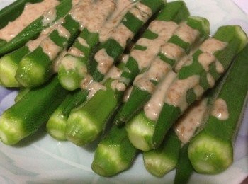 step1: 先將秋葵洗淨用刀削去莖上的硬皮及用刀背刮走皮上的絨毛