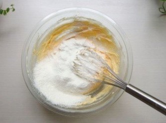 step6: 將過篩的粉類分2次加入,第一次加入粉類用攪拌器稍微拌勻。