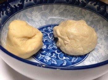 step5: 接著分別把水油皮.油酥分成10等份,將水油皮包入油酥。