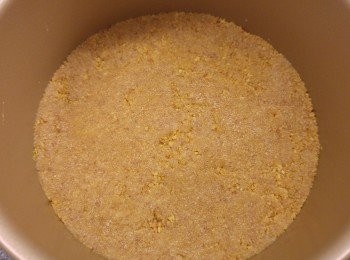 step3: <span class="group_1">芝士餅餡</span>做法: 忌廉芝士先室温軟化, 再用座熱方法用電動打蛋器, 把忌廉芝士和糖攪成cream , 之後再加純乳酪攪勻備用。魚膠片揸乾水份加入兩湯匙忌廉芝士醬, 再用座熱方法溶合為一體攪混。