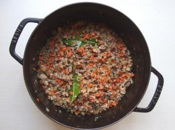 step5: 加入肉末及月桂葉，繼續翻炒到上色。