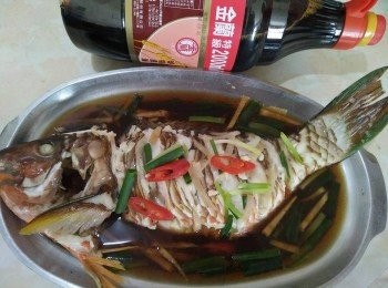 step4: 如蒸熟透後，再把辣椒和青蔥鋪在清蒸鰱魚【澎湖野生水產】身上，即可上桌享用養生食品，老少咸宜最愛吃的清蒸鰱魚【澎湖野生水產】。