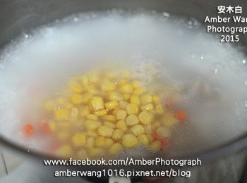 step3: 取出冰在冷凍庫的白米，放入鍋中，加入10杯水量，大火煮滾後轉中小火續煮，煮到快好時，放入芋頭、瘦肉、紅蘿蔔、玉米，煮到<span class="group_1">食材</span>熟。