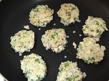 step4: 肉團與肉團之間加入少許沙拉油，待雞肉邊緣轉白色後，轉小火，1-2分鐘後翻面在煎2分鐘，即可起鍋備用。