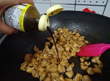 step6: 下燒肉汁至炒至收汁, 起鑊備用. (試味， 如需要可加點砂糖調味)