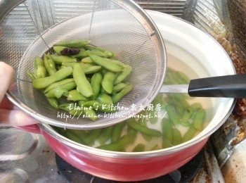 step5: 10分鐘後將毛豆盛起瀝乾水份 , 八角留起