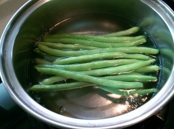 step1: 小黃瓜以削皮刀削成薄片、將青江菜燙熟備用(照片中為四季豆)；青江菜燙熟後將水分瀝乾,取5~6片葉子,其餘切碎拌入一碗白飯中備用；雞蛋一顆煎成荷包蛋,一顆打散煎成蛋片