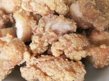 step5: 油炸2次是為了避免"外酥內生"的狀態。
第二次用較高的油溫炸,可讓雞塊表面形成酥脆的口感