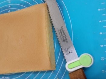 step1: 將6吋正方形戚風蛋糕平均切成2片