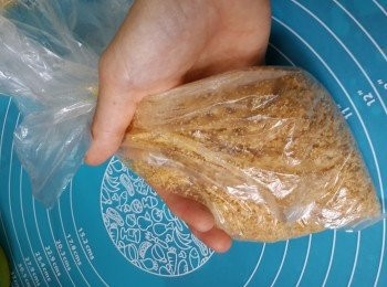 step3: 再將溶化的牛油倒入餅碎中，隔住袋子混合均勻