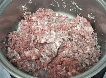 step2: 熱鍋下橄欖油，下蒜蓉，炒一分鐘。然後下牛肉及豬肉，炒兩分鐘