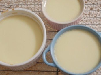 step6: 將烤杯放入烤盤中，然後倒熱水於烤盤內 （約烤杯1/3高）放入已預熱焗爐160度，焗約20至25分鐘，至布甸表面凝固，不是水水的