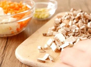 step1: 把意粉按包裝指示煮熟，盛起備用。把洋蔥、甘筍和啡蘑菇切成小粒。把蒜頭壓成蓉備用。