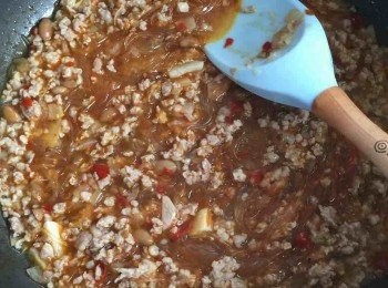 step6: 再加入適量的水和調味料，用中小火滾住滾住地去煮約10—12分鐘，直至粉絲收淨小小汁和淋，即可。